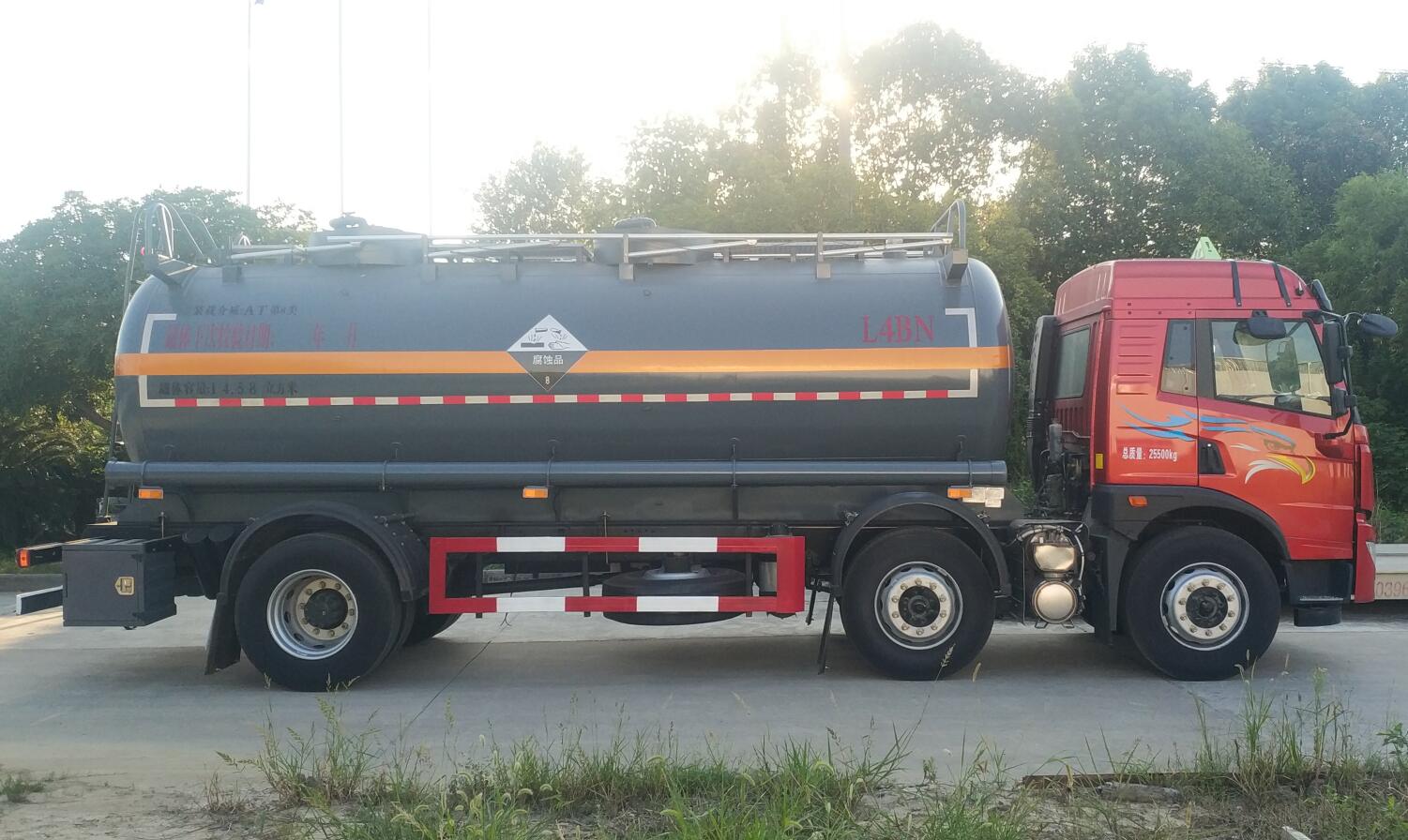 LDW5261GFWC6型腐蝕性物品罐式運(yùn)輸車