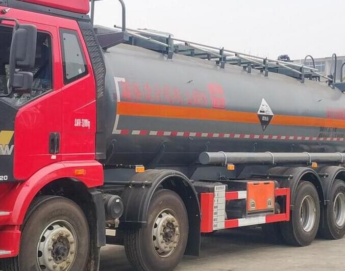 在使用車(chē)輛的時(shí)候，污泥水漬要及時(shí)清洗！