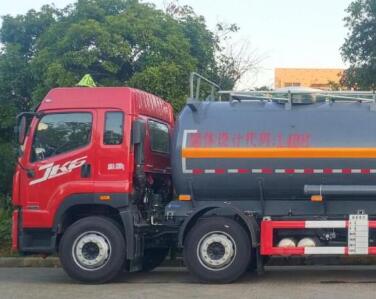 危險(xiǎn)品運(yùn)輸罐車(chē)的罐蓋，一定要蓋緊！